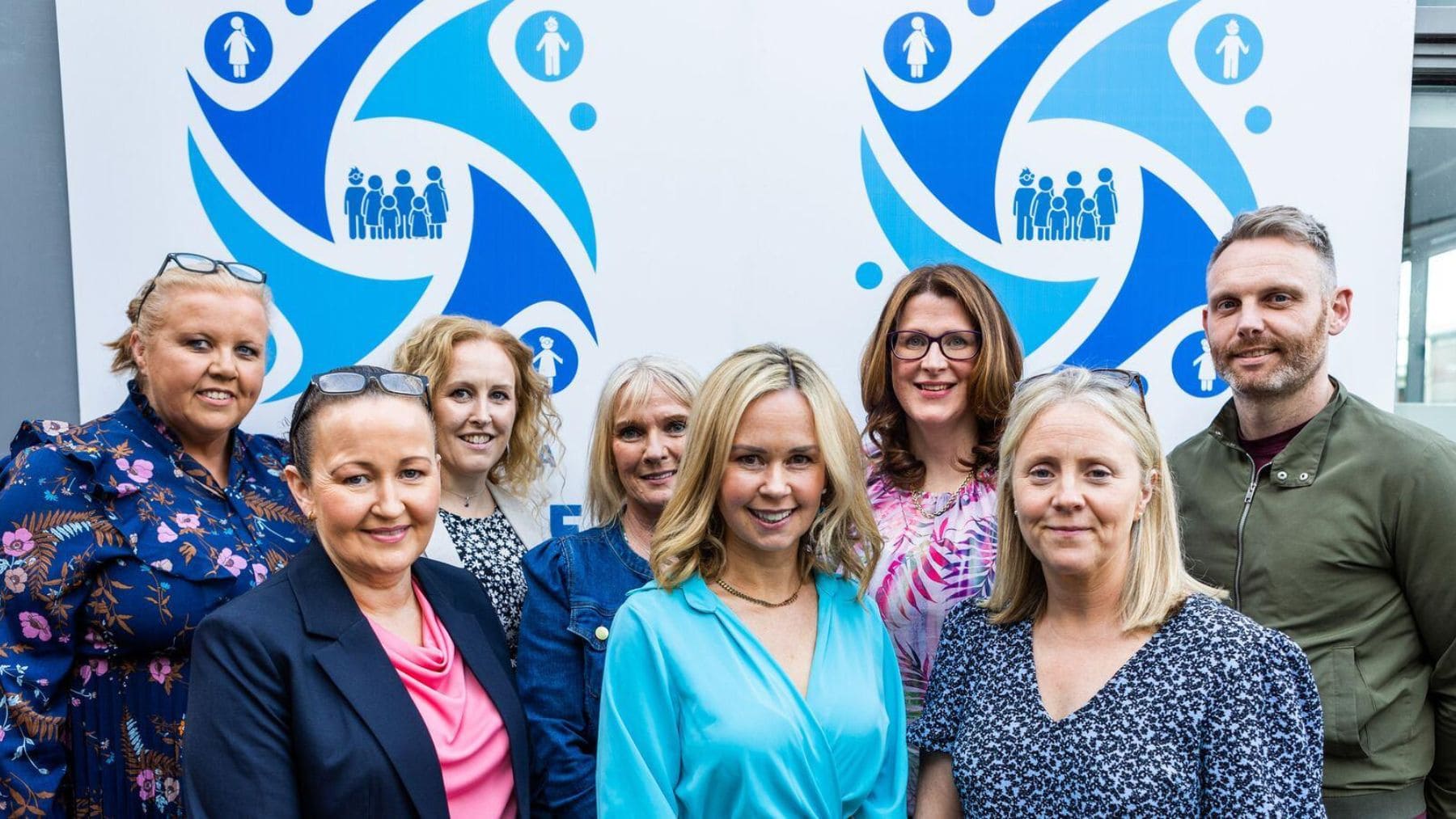 Representantes del proyecto It Takes a Village de Greystones, la iniciativa que retrasa el uso de smartphones entre niños en Irlanda