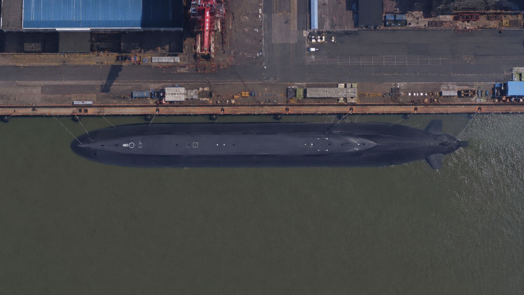 Imagen satelital de un nuevo submarino chino de gran tamaño y diseño sin torre de mando atracado en Shanghái.