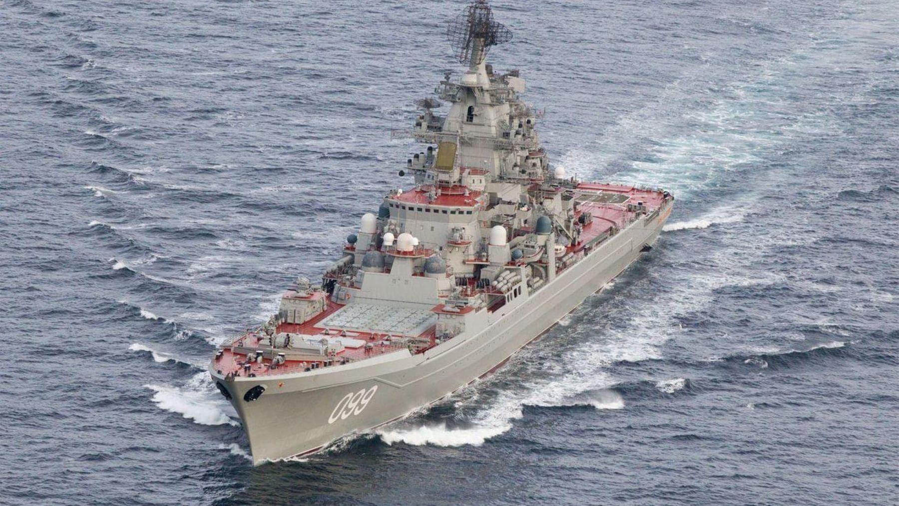 Crucero nuclear ruso Admiral Nakhimov navegando durante las pruebas previas a su regreso a la Armada rusa
