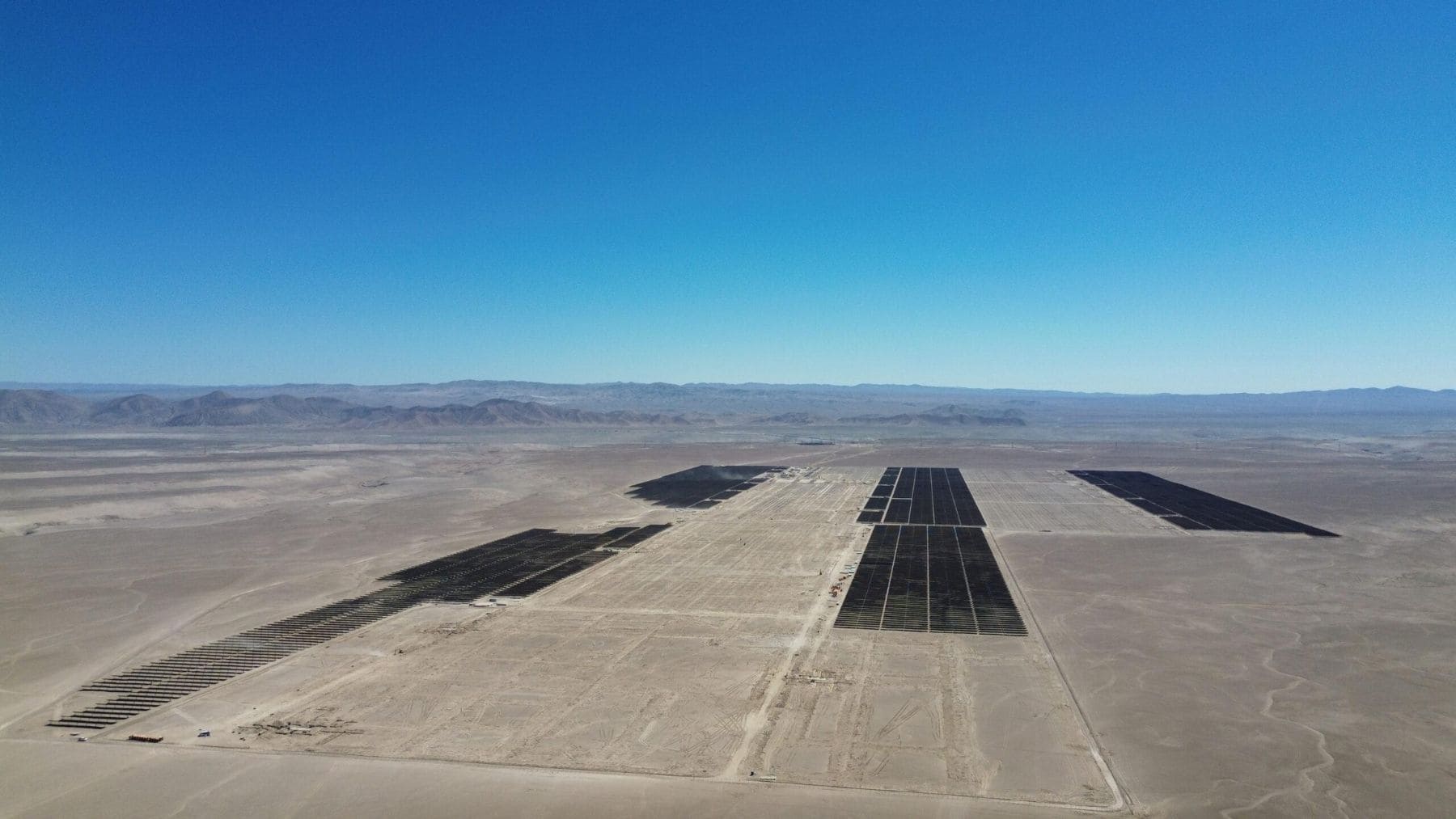 Vista aérea de la planta solar y sistema de baterías Víctor Jara en el desierto de Atacama, Chile