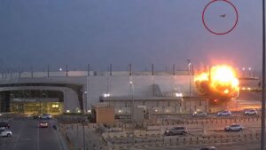 Cámaras captan el momento en que un supuesto dron iraní se estrella en el aeropuerto internacional de Kuwait, y el contexto lo vuelve más serio porque toca la seguridad real del espacio aéreo