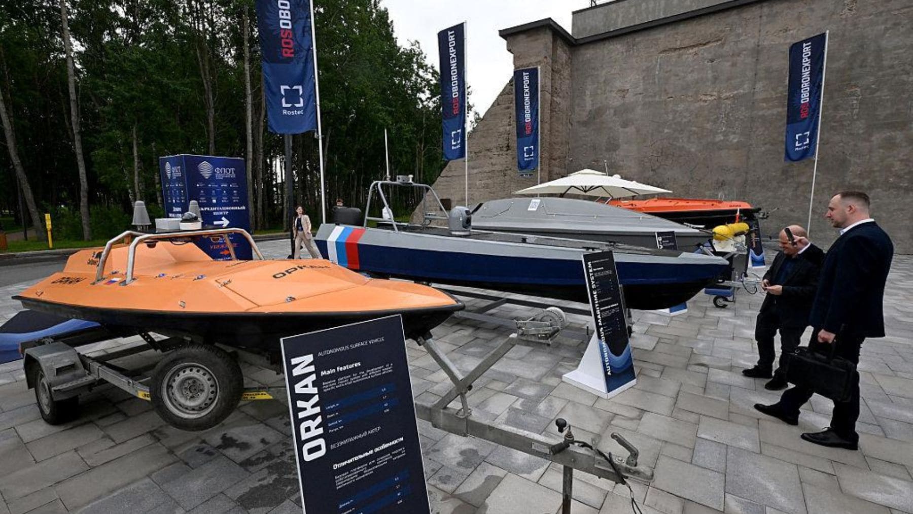 Dron naval ruso ORKAN expuesto en el salón Fleet-2026 de Kronstadt junto a otros vehículos de superficie no tripulados.