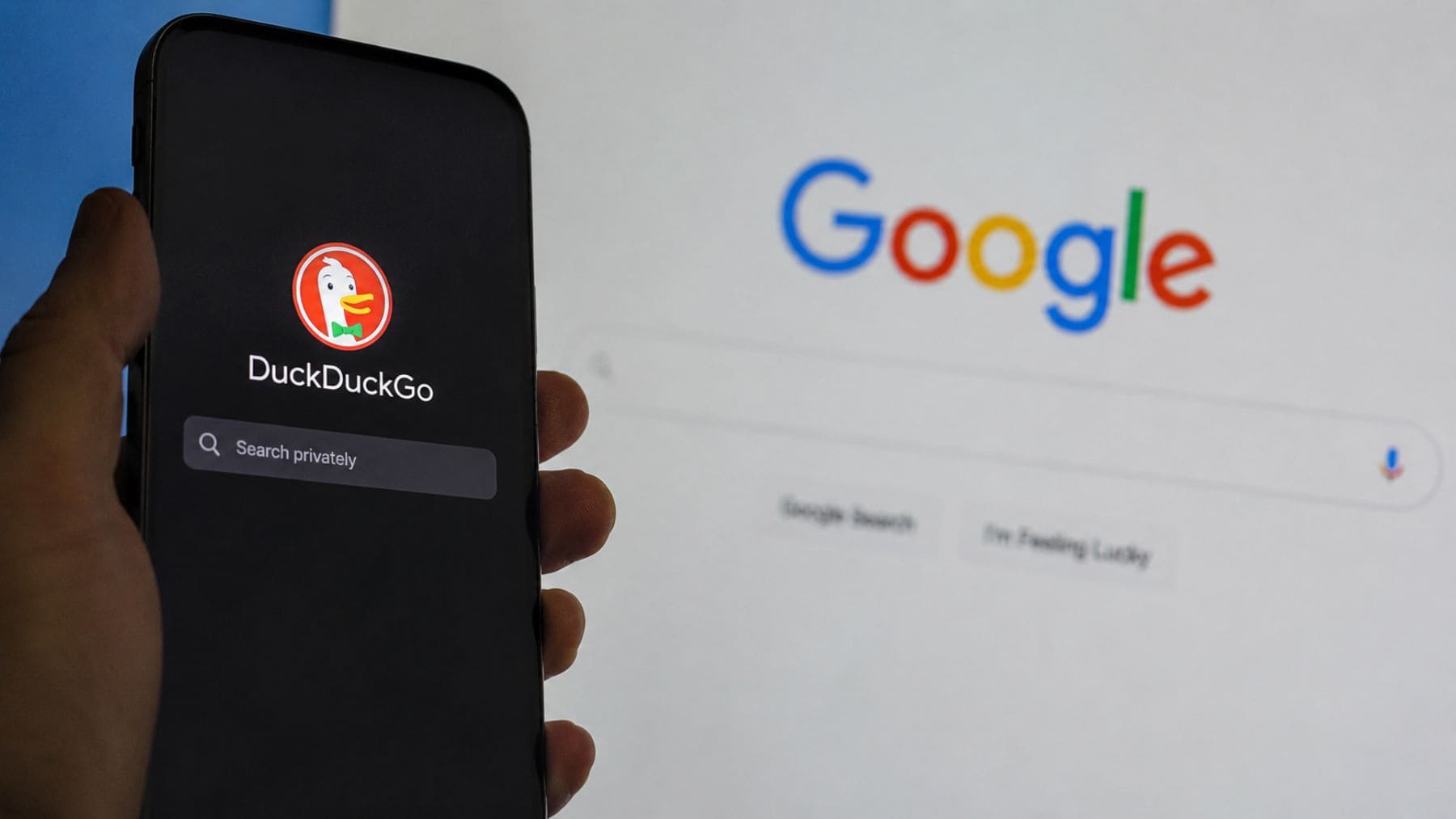 DuckDuckGo en un smartphone frente a Google tras el auge de las búsquedas con inteligencia artificial.