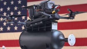 Estados Unidos lanza un dron de fibra óptica para escapar de interferencias, una solución que convierte el cableado en arma contra bloqueos y control remoto enemigo