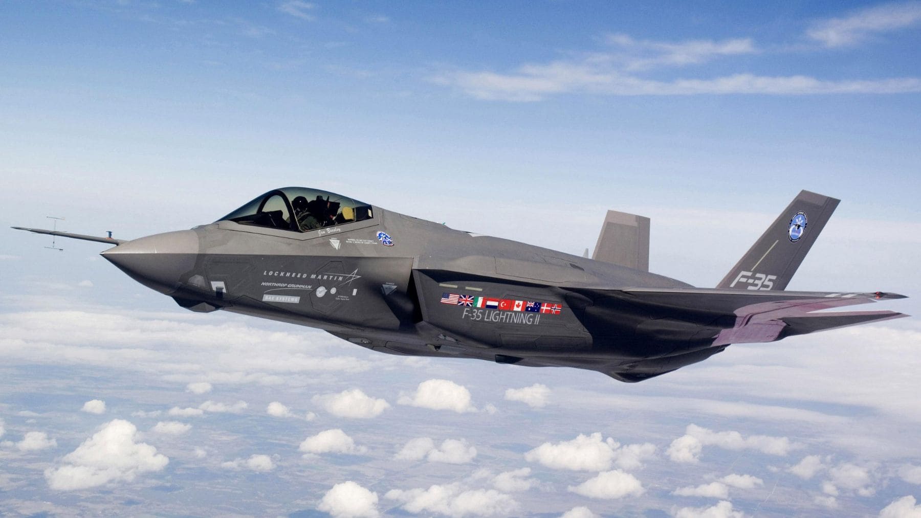 Caza furtivo F-35 Lightning II de Estados Unidos durante un vuelo, protagonista de la auditoría del Pentágono sobre su disponibilidad operativa.