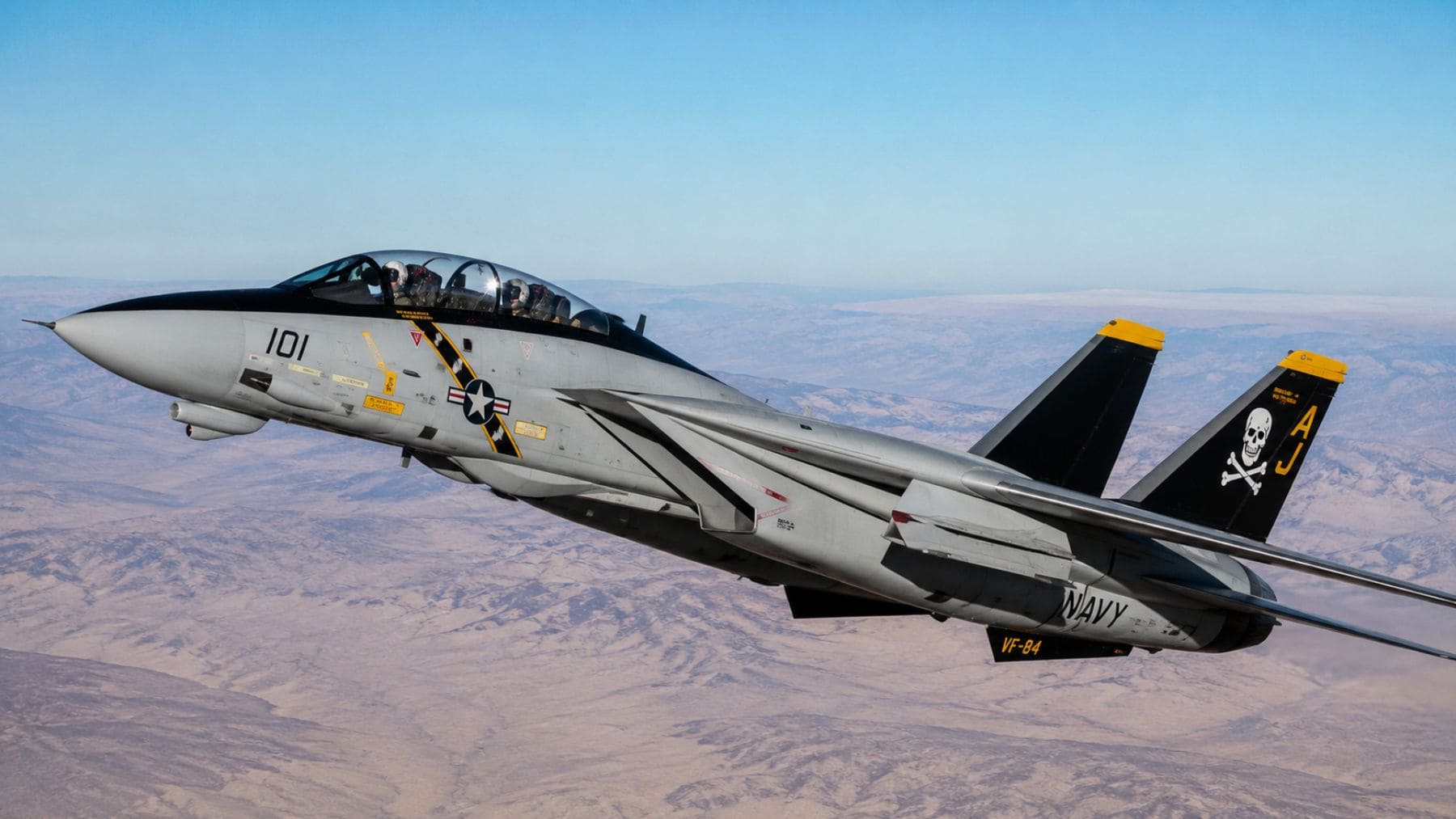 F-14 Tomcat de la Armada de Estados Unidos volando sobre el desierto tras la propuesta de la Ley Maverick