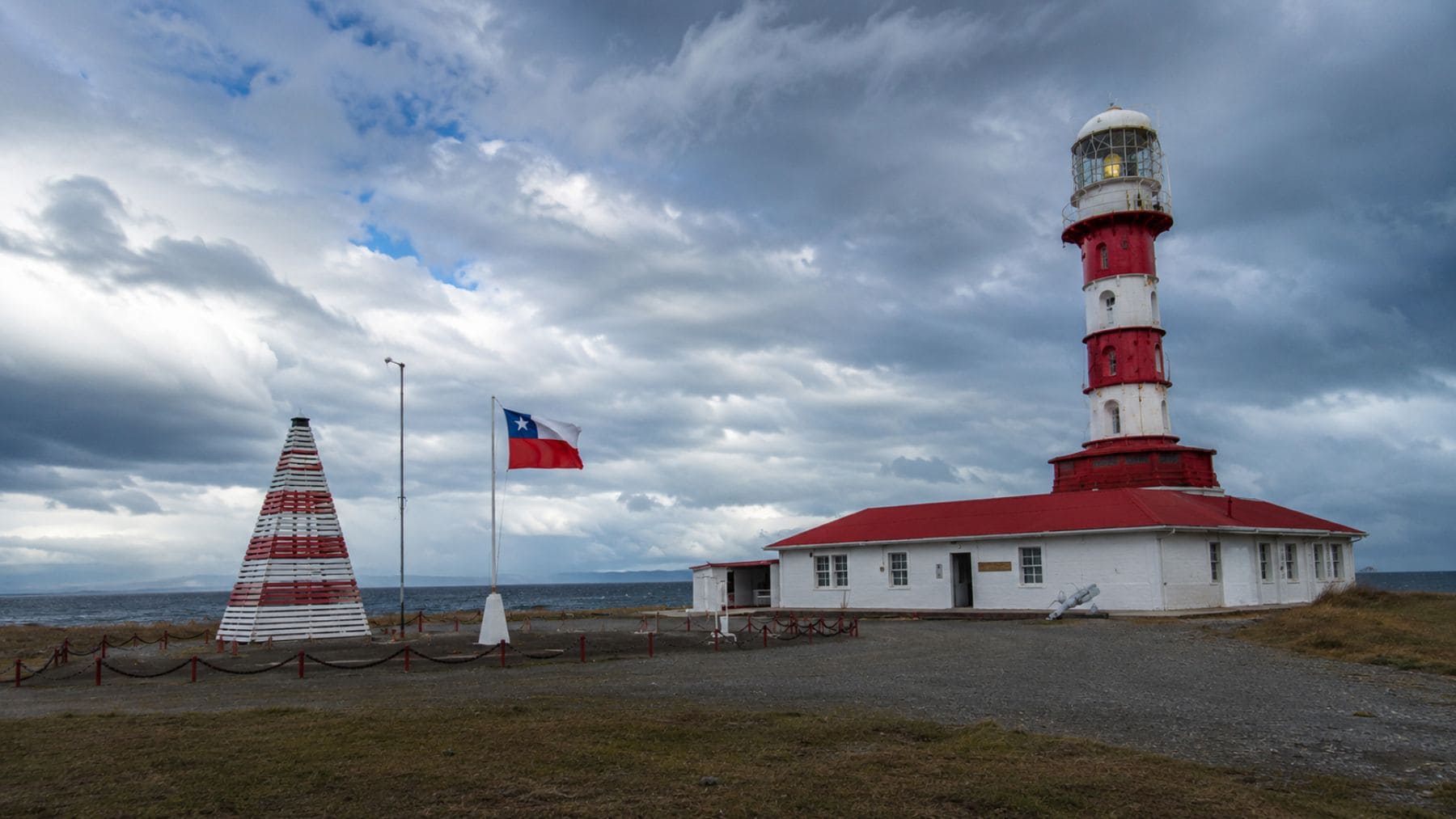 Faro Punta Dungeness en el Estrecho de Magallanes, punto clave de la soberanía chilena en el extremo sur