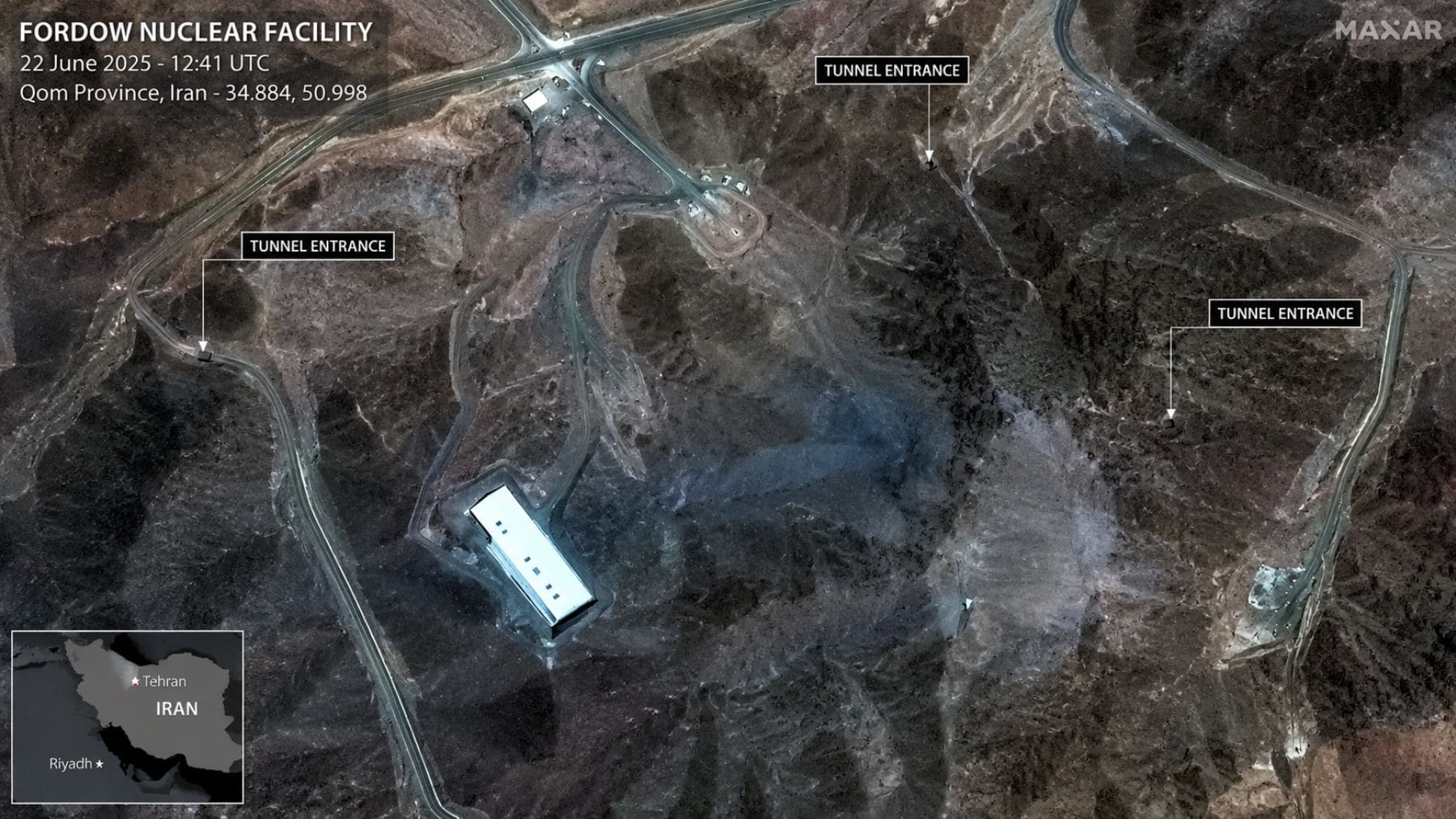 Imagen satelital de la instalación nuclear de Fordow en Irán con los accesos a túneles subterráneos señalados