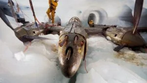 Estuvo 50 años hundido bajo el hielo de Groenlandia tras un aterrizaje de emergencia pero después de años de reparaciones este avión de la II Guerra Mundial ha vuelto al cielo