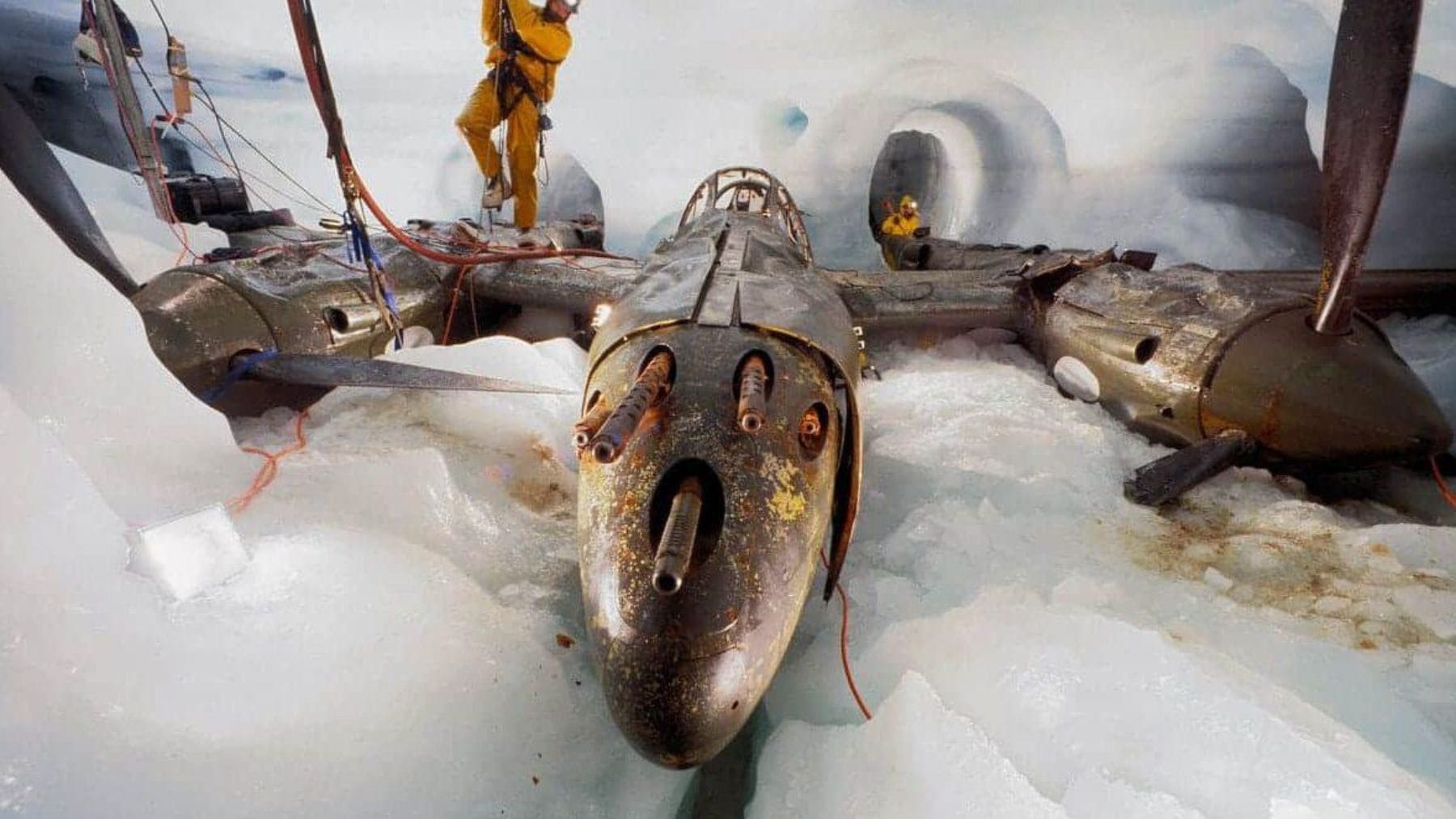 El avión P-38 Lightning Glacier Girl durante su recuperación bajo el hielo de Groenlandia tras permanecer enterrado 50 años