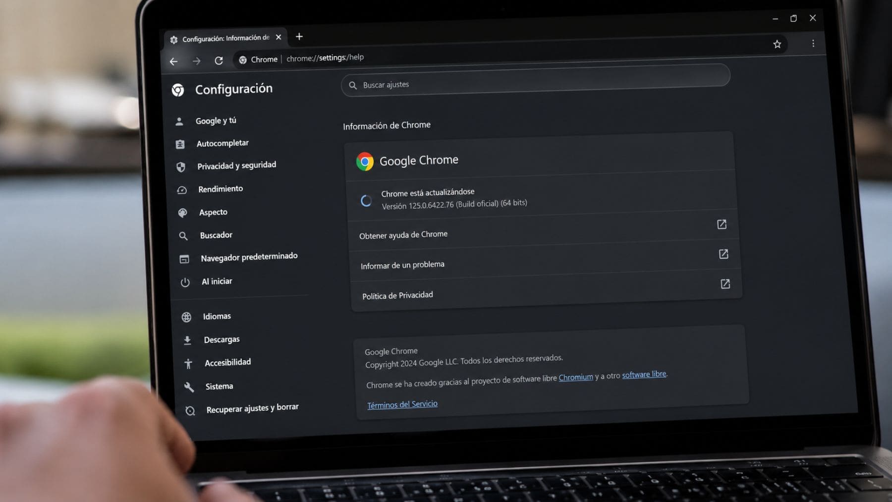 Pantalla de Google Chrome actualizándose tras una alerta de seguridad por una vulnerabilidad explotada activamente.