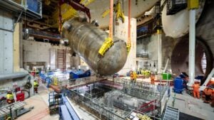 La grúa más grande del mundo acaba de izar y colocar el segundo reactor de una central nuclear, y lo llamativo es que la maniobra no permite ni un centímetro de improvisación