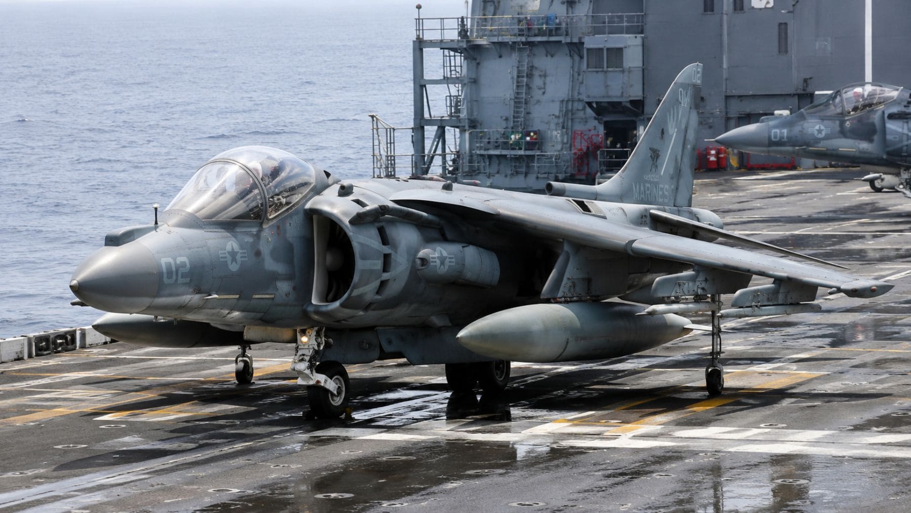Un avión Harrier AV-8B de los Marines de EEUU sobre la cubierta de un buque mientras España adquiere cinco aparatos para repuestos.