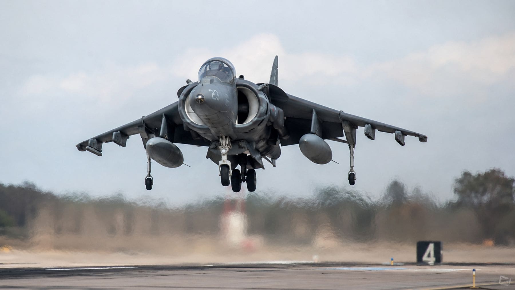 AV-8B Harrier II de los Marines de Estados Unidos realizando un aterrizaje vertical durante su retirada definitiva