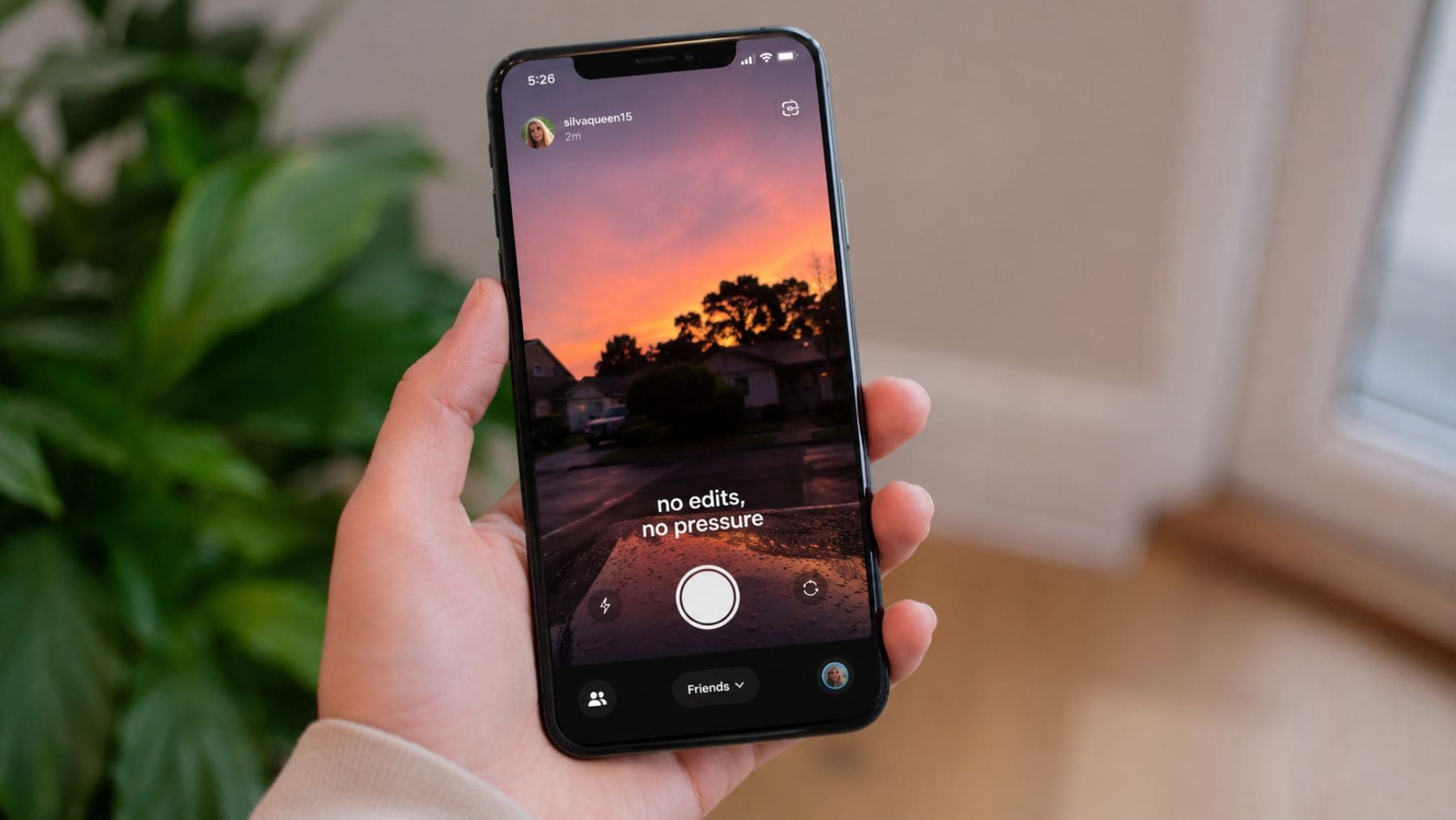 Persona usando Instants de Instagram para compartir una foto auténtica sin filtros ni edición desde el móvil.