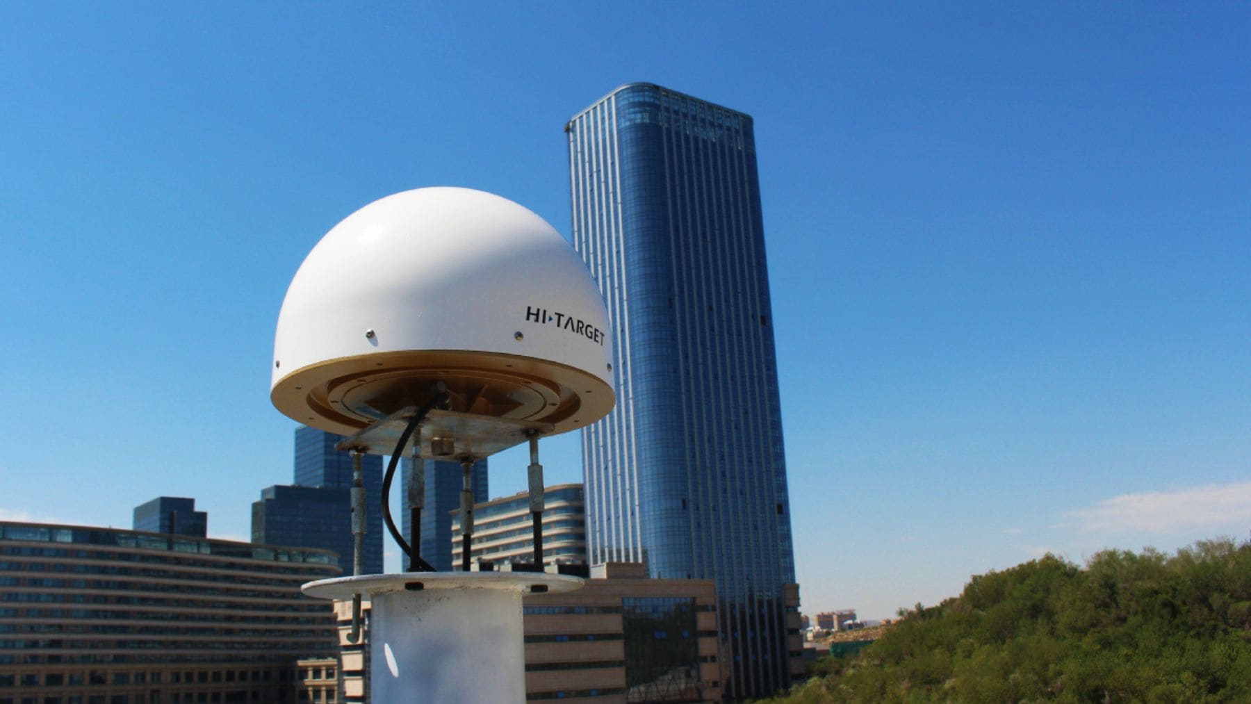 La imagen muestra una antena/receptor GNSS compatible con sistemas de navegación por satélite, perfecta para contextualizar BeiDou.
