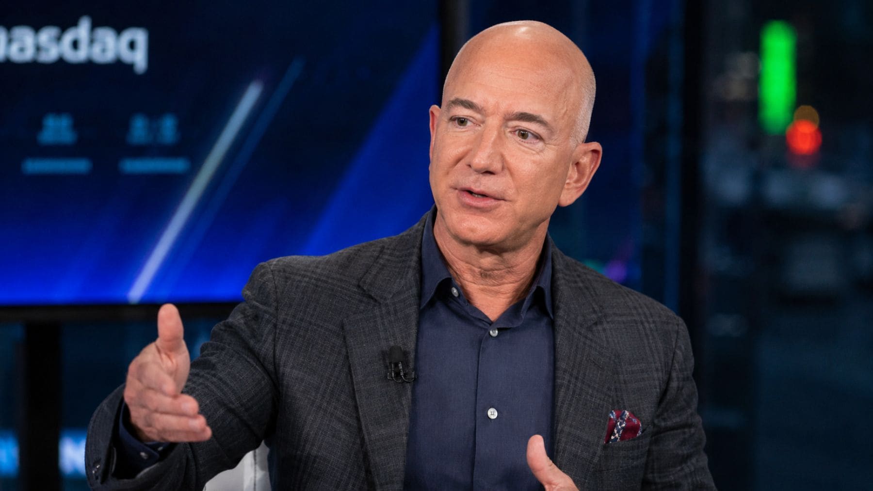 Jeff Bezos durante una entrevista en la que defiende que la inteligencia artificial impulsará el empleo y la productividad con Prometheus.
