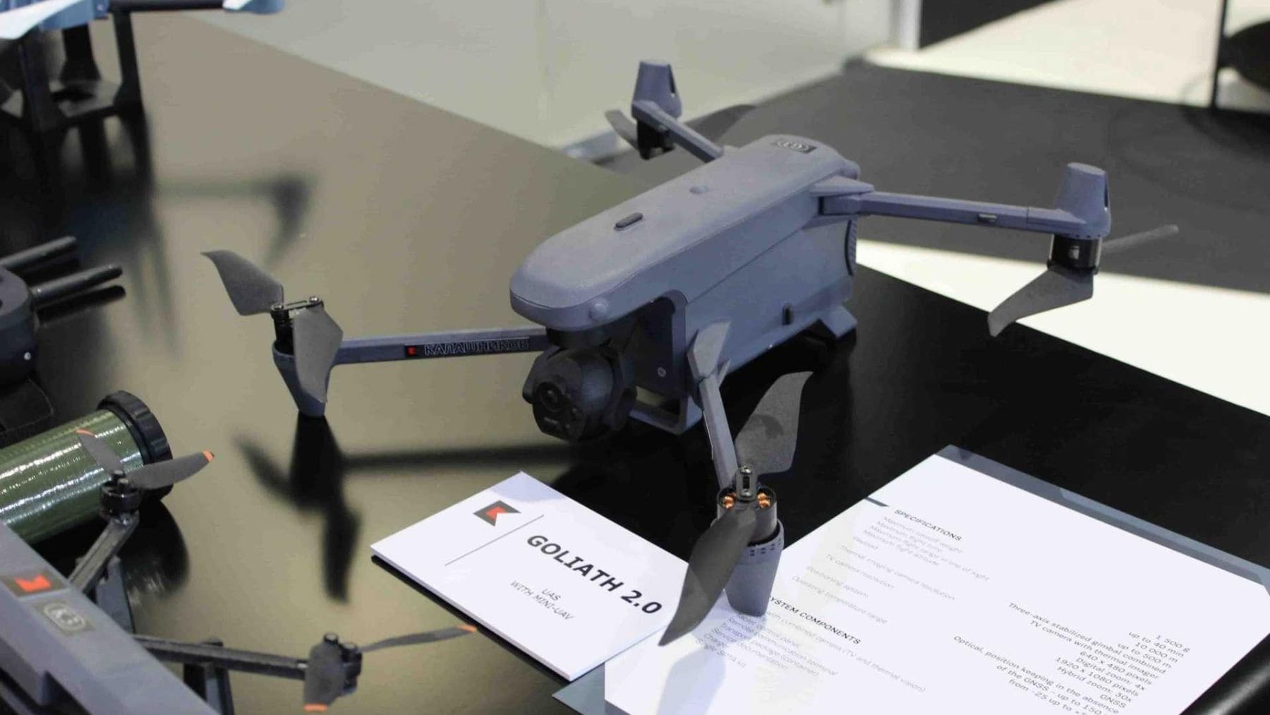 Dron Goliath 2.0 de Kalashnikov expuesto en UMEX 2026 con sistema de cambio de frecuencia para resistir interferencias electrónicas.