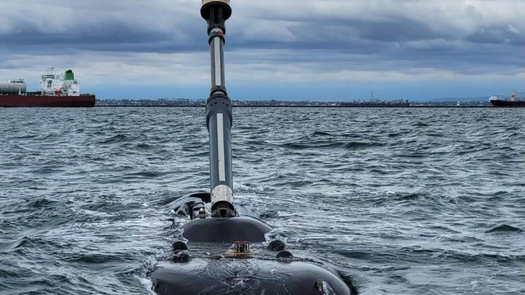 Megadrón submarino Orca XLUUV de Boeing navegando en superficie durante pruebas de la Marina de Estados Unidos