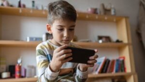 Psicólogos expertos coinciden: “Los niños que pasan más tiempo frente a pantallas tienen a tener problemas emocionales”