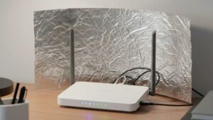 Los expertos instan a poner un trozo de papel de aluminio debajo del router para reflectar las ondas electromagnéticas y empujar la señal