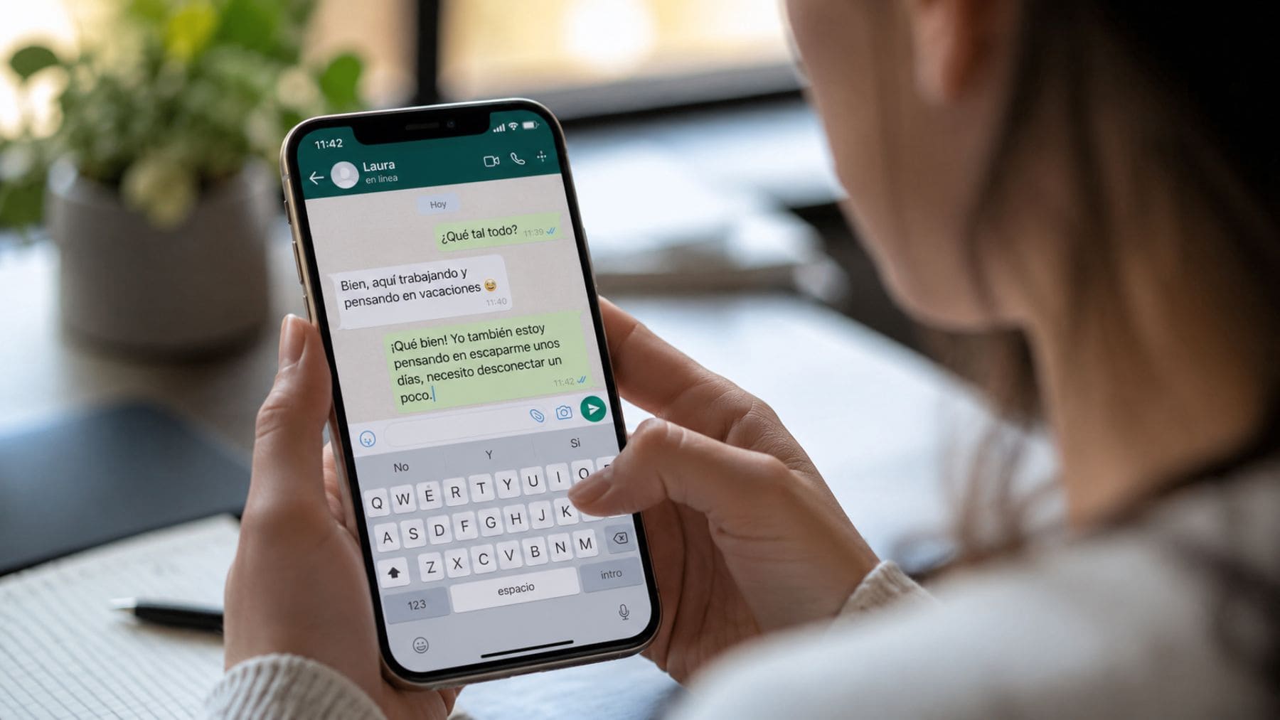 Mujer escribiendo un mensaje de WhatsApp en lugar de enviar un audio desde su teléfono móvil.