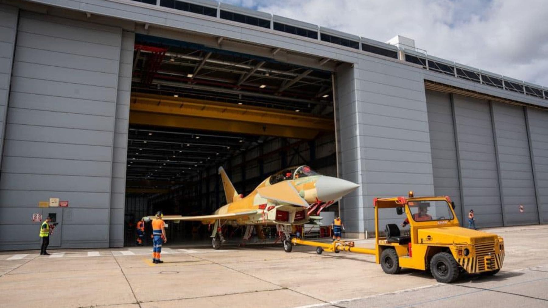 Primer Eurofighter Halcón I del Ejército del Aire saliendo de la planta de Airbus en Getafe antes de iniciar las pruebas en tierra.