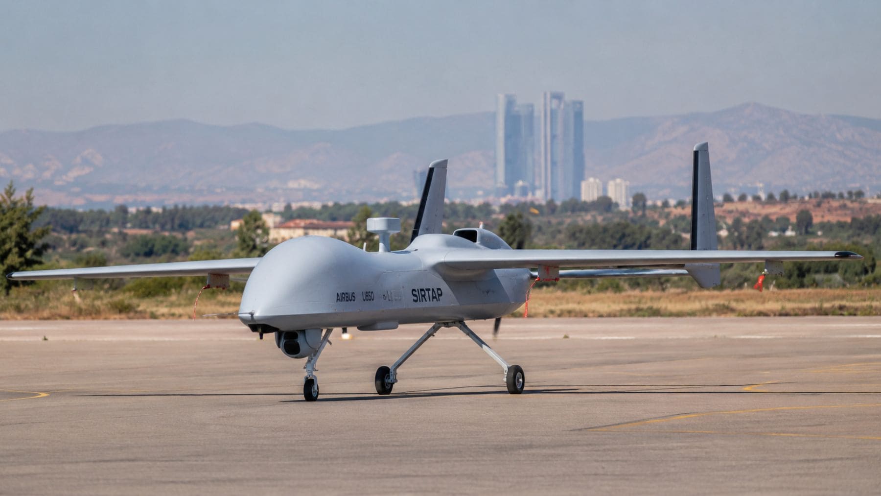 Primer rodaje del dron español Airbus SIRTAP durante las pruebas previas a su primer vuelo en la Base Aérea de Getafe.