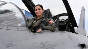 Sudamérica ya tiene a su primera piloto de F-16 en una fuerza aérea, y el contexto lo vuelve más serio porque llega en un momento de modernización y señal política