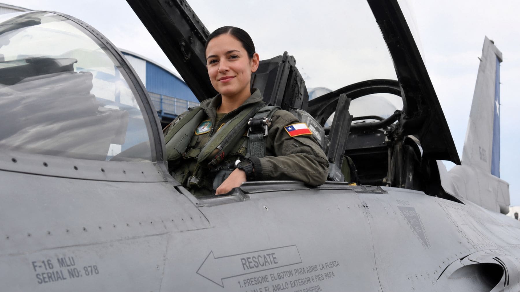 Francisca Caces en la cabina de un caza F-16 Fighting Falcon de la Fuerza Aérea de Chile tras completar su formación operativa.