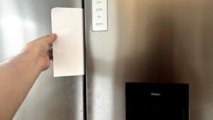 Pon una hoja de papel en la puerta del frigorífico y tira, y la clave está en que ese gesto simple es la prueba número uno para detectar fugas de frío