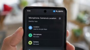 Si ves un punto azul en la parte superior de tu móvil Android no es un error, te está avisando de que una aplicación está utilizando tu ubicación en ese momento