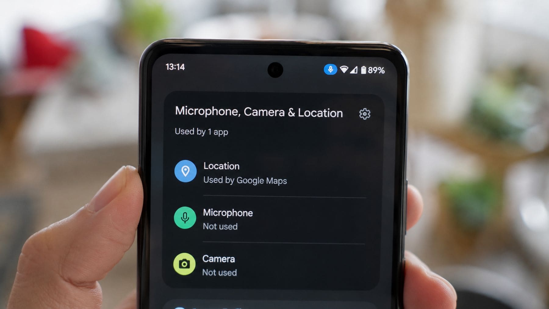 Móvil Android mostrando el nuevo punto azul que indica el uso de la ubicación por una aplicación.