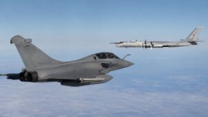 Dos Rafale franceses interceptan varios aparatos militares rusos en misión OTAN, y el mensaje es claro: el cielo del este de Europa se patrulla como si el riesgo fuera permanente