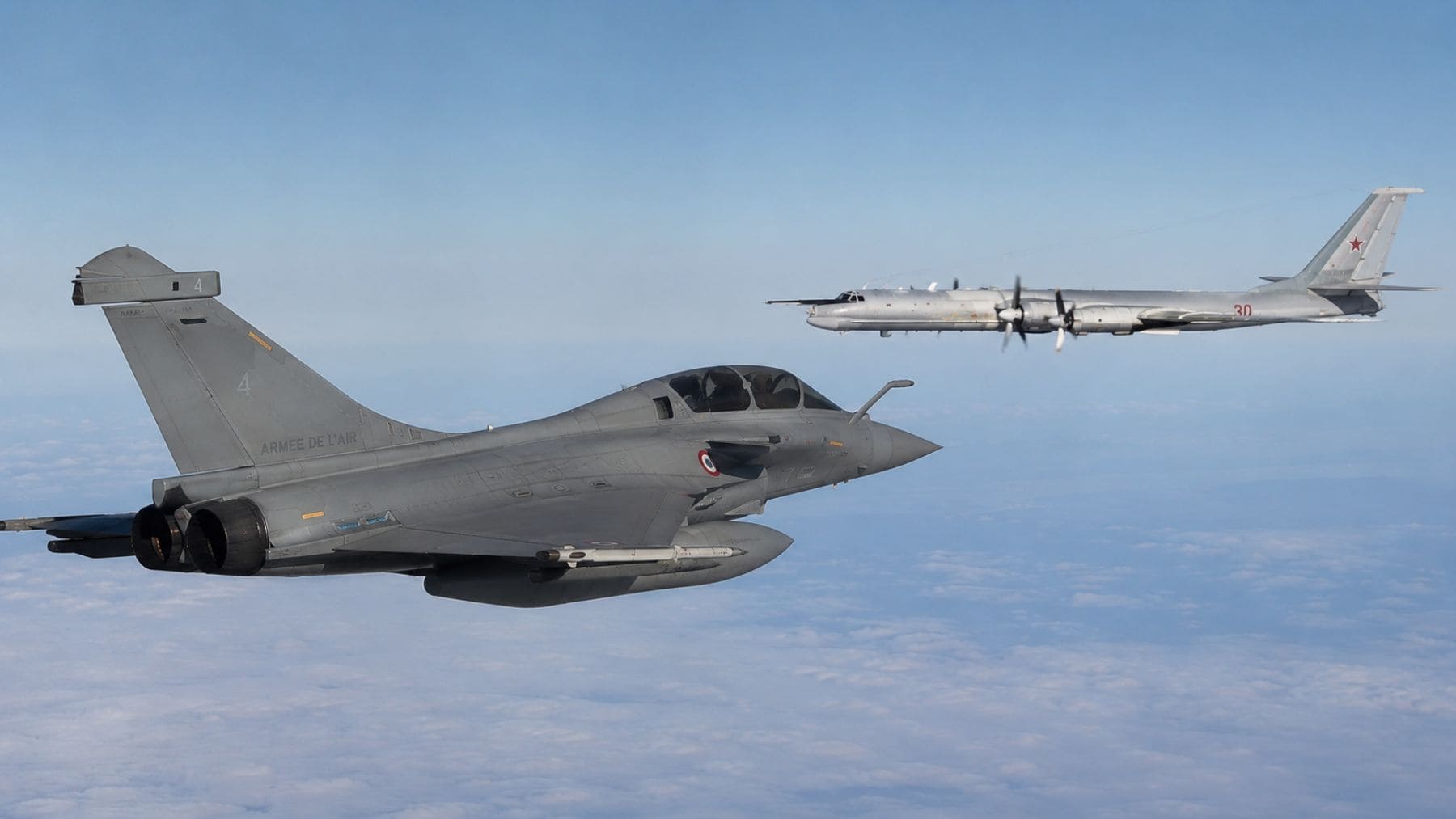 Caza Rafale francés interceptando un avión militar ruso durante una misión de policía aérea de la OTAN sobre el mar Báltico