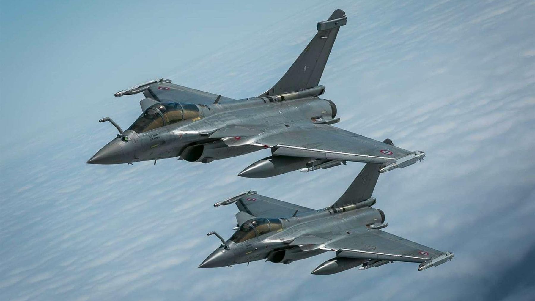 Dos cazas Rafale franceses de la OTAN vuelan durante una misión de vigilancia aérea en el Báltico para interceptar aeronaves rusas.