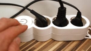 Los electricistas coinciden: nunca pongas una regleta en esta parte de la casa porque una sola chispa podría acabar en un incendio