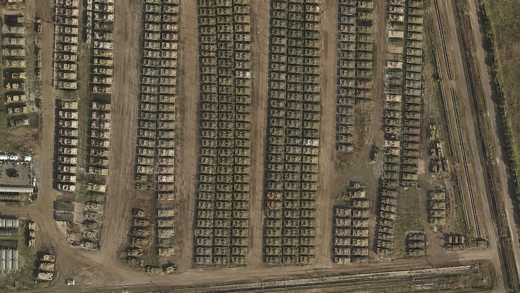 Imagen satelital de una base militar rusa con decenas de tanques almacenados que refleja el desgaste de las reservas blindadas del Ejército ruso.