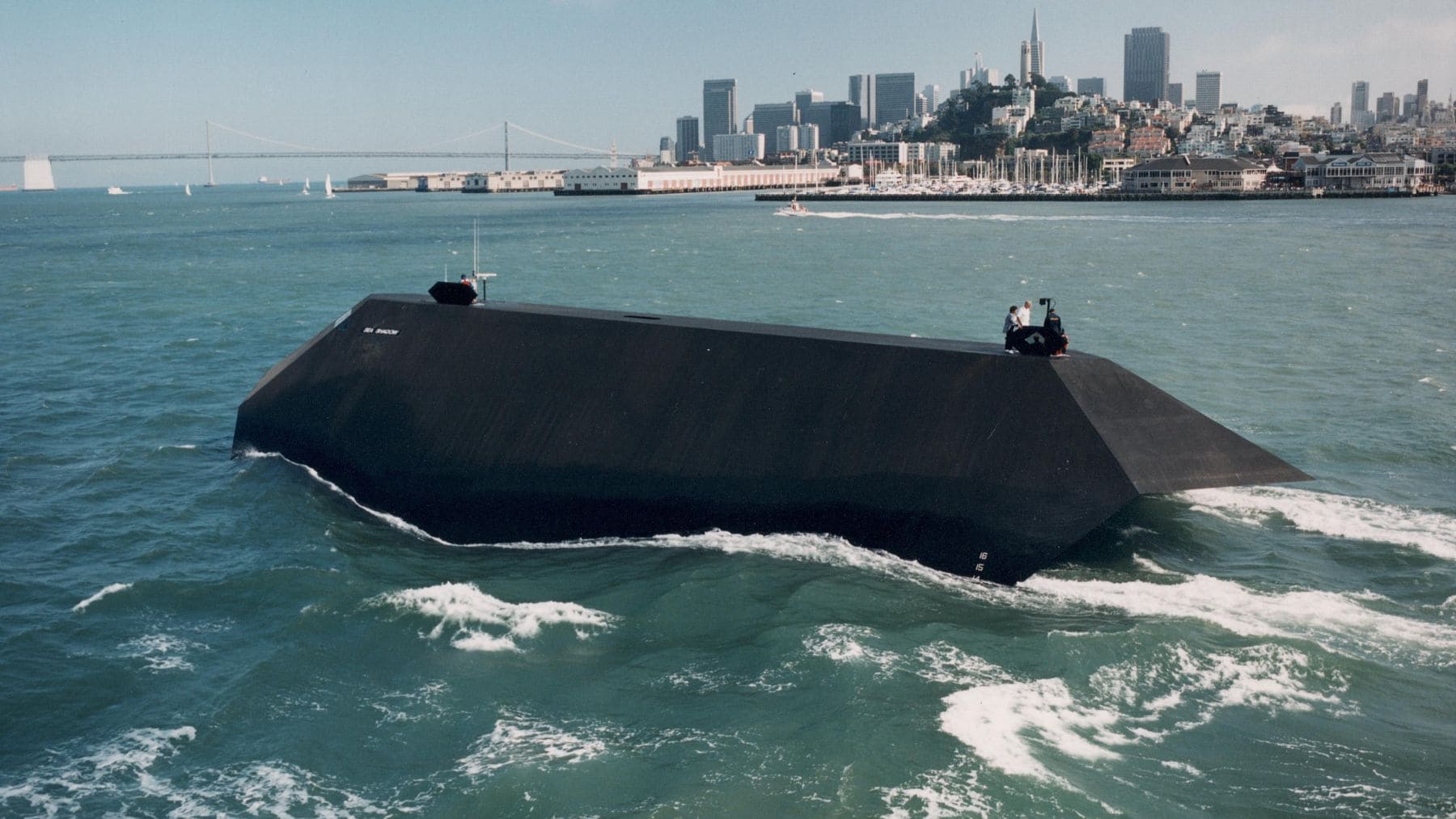 Sea Shadow, el buque furtivo experimental de Estados Unidos diseñado para reducir su detección por radar.