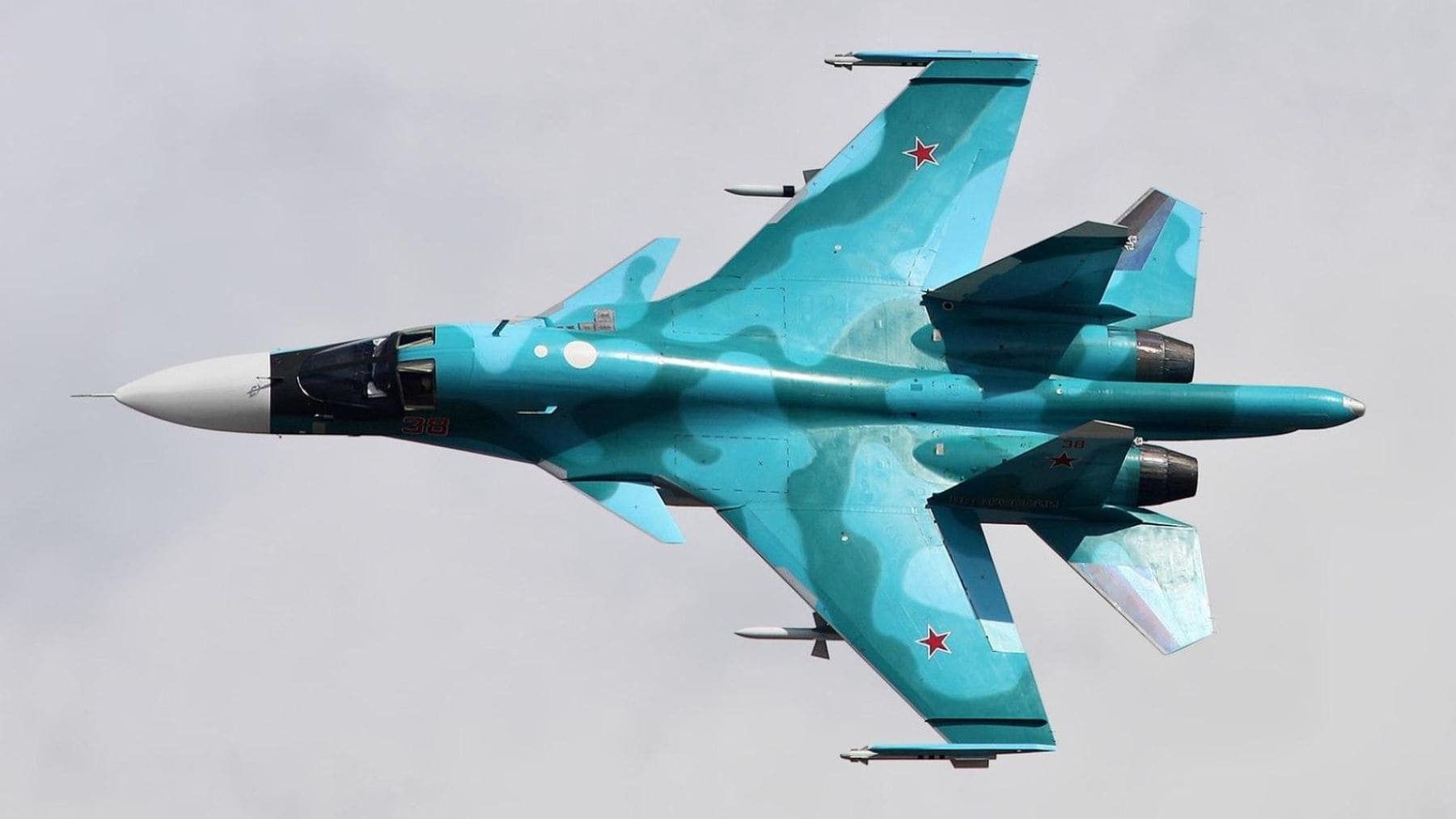 Vista superior de un avión de combate ruso Sukhoi Su-34M en vuelo, modelo que Argelia incorporará a su fuerza aérea.