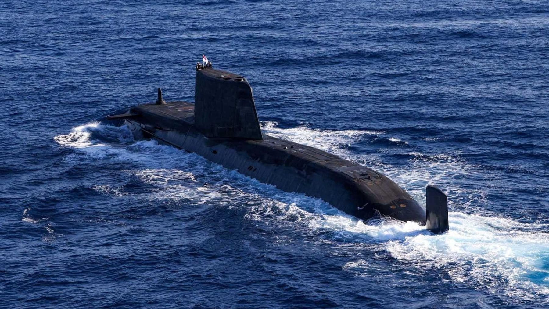 Submarino nuclear de ataque clase Astute de la Royal Navy navegando durante una operación en alta mar