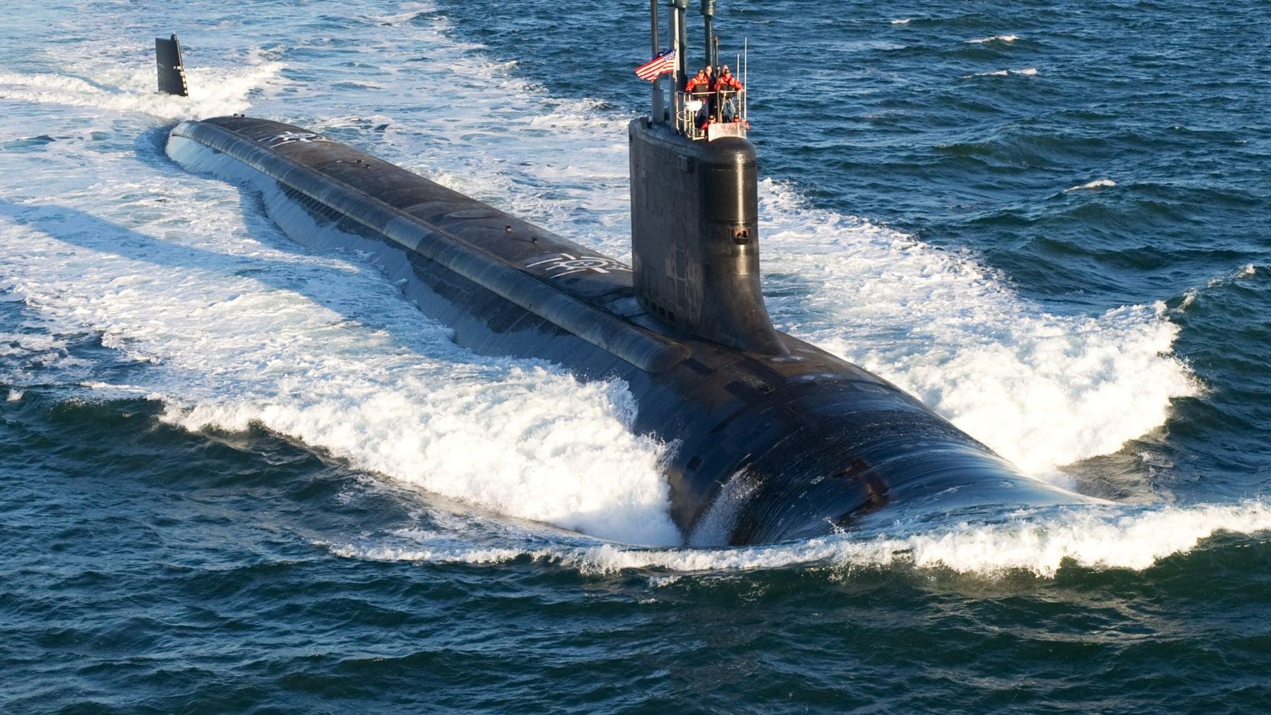 Submarino nuclear clase Virginia de la Marina de Estados Unidos navegando en superficie dentro del programa AUKUS