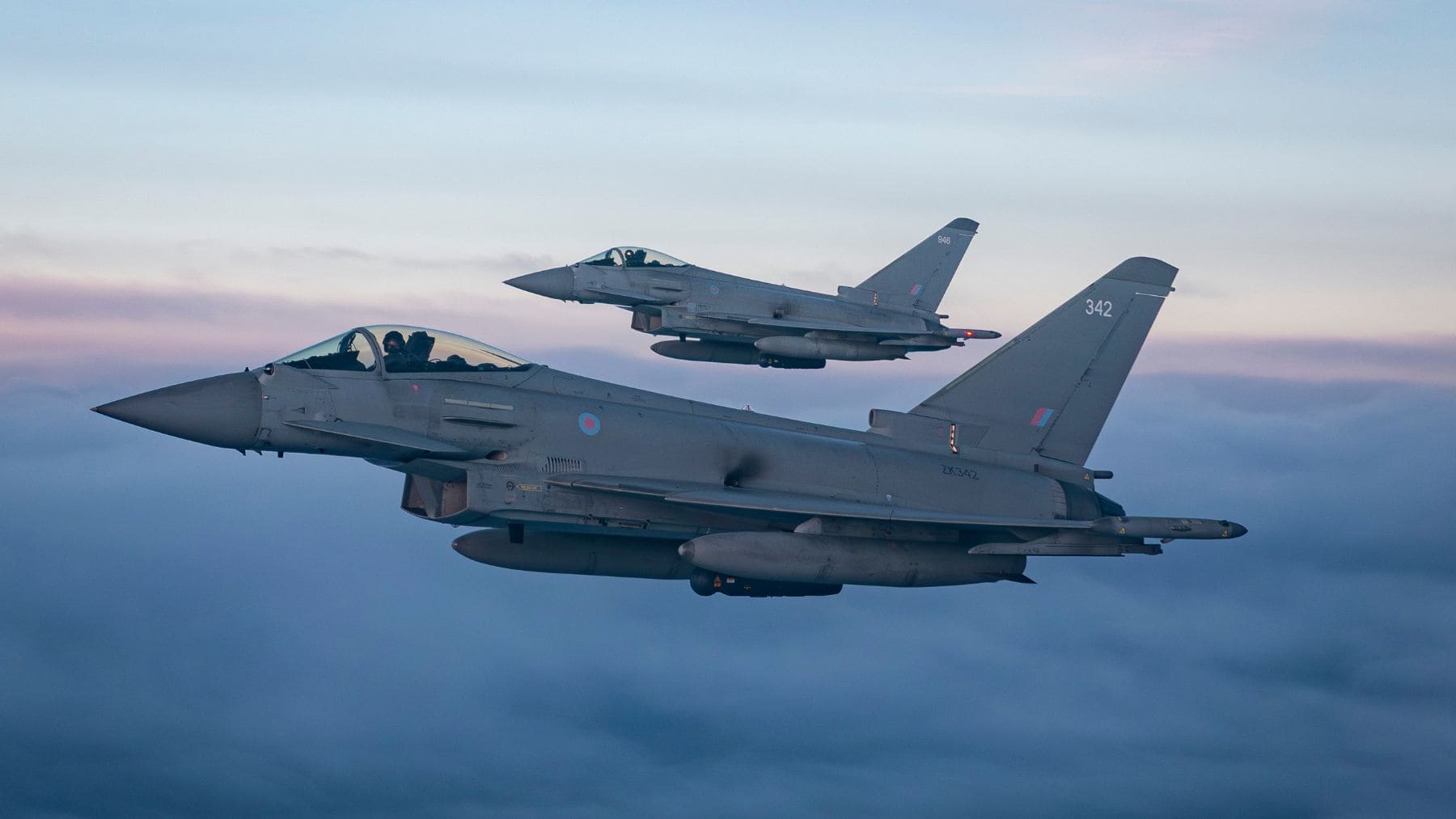 Dos cazas Eurofighter Typhoon de la RAF vuelan en formación tras la integración de misiles APKWS contra drones