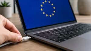 La UE obliga a que los nuevos portátiles lleven USB-C, una norma pensada para unificar cargadores y reducir residuos aunque duela a diseños propietarios