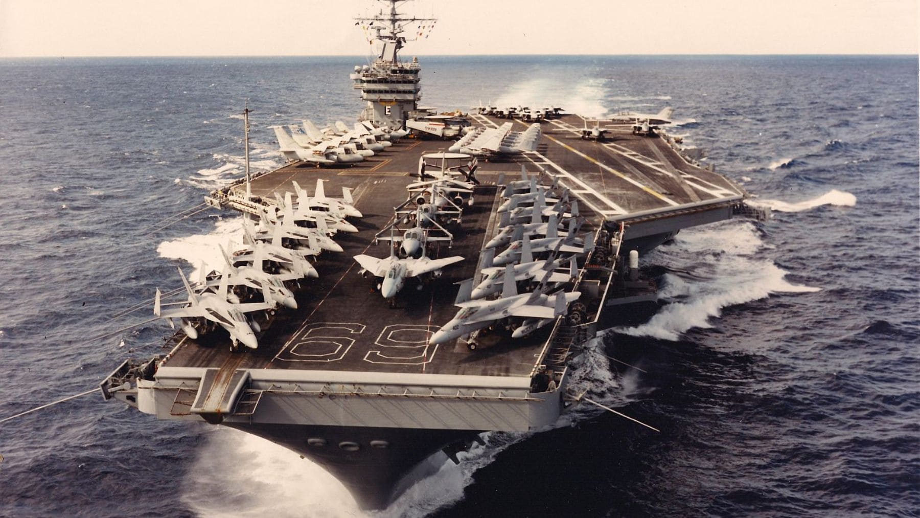El portaaviones USS Dwight D. Eisenhower navegando durante un ejercicio naval de la OTAN en la década de 1980.
