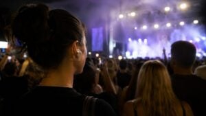 Cada vez más gente lleva AirPods en conciertos y la razón no es la que estás pensando: en realidad los utilizan para reducir el ruido