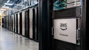 Amazon lleva una década diseñando en secreto chips de IA y ahora da el paso que cambia todo: venderlos directamente a otras empresas sin pasar por su nube, en un negocio que amenaza el liderazgo de Nvidia