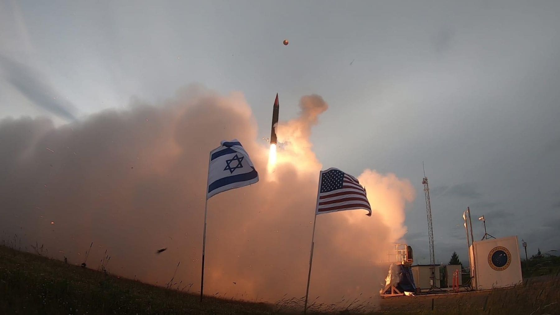 Lanzamiento de un misil del sistema Arrow de Israel durante una prueba oficial del escudo antimisiles desarrollado junto a Estados Unidos.