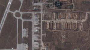 Imágenes de satélites revelan que Rusia está reforzando su base de bombarderos ubicada a 700 km detrás de la línea del frente con nuevas estructuras de protección