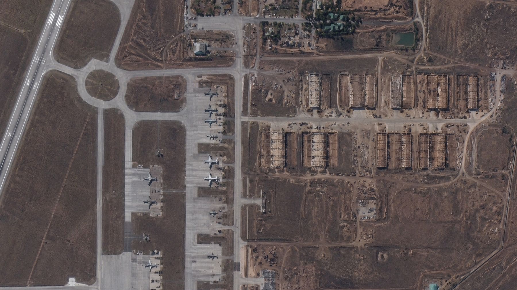 Imagen satelital de la base aérea rusa de Engels con nuevos refugios para bombarderos estratégicos Tu-95MS y Tu-160.